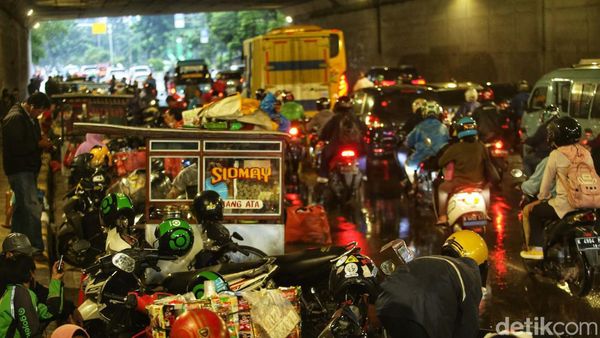 Bikin Macet, Pemotor dan Pedagang Mangkal di Kolong Tol