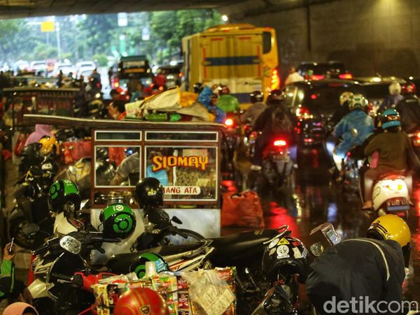 Bikin Macet, Pemotor dan Pedagang Mangkal di Kolong Tol