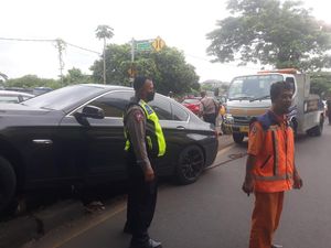 Hindari Kecelakaan, BMW Tabrak Pembatas Jalan Depan Pesona Square Depok
