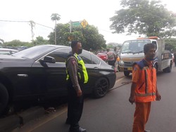 Hindari Kecelakaan, BMW Tabrak Pembatas Jalan Depan Pesona Square Depok