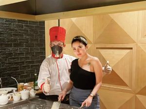 Cantiknya Ayu Aulia Saat Makan di Resto dan Masak Bareng Chef Cantiknya Ayu Aulia Saat Makan di Resto dan Masak Bareng Chef