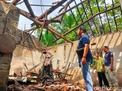 Hujan Deras Robohkan Atap Dapur Warga Blitar, Anak Pemilik Rumah Luka