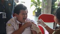 Ekspresi Siswa SD saat Disuntik Imunisasi
