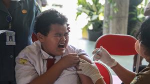 Ekspresi Siswa SD saat Disuntik Imunisasi