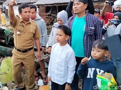 Momen Farel Prayoga Hibur Korban Banjir Bandang di Kalibaru Banyuwangi