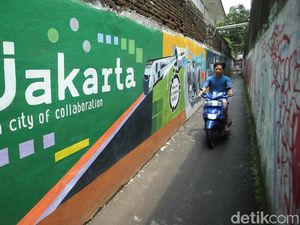 Warna-warni Mural di Gang Sempit Mampang Jakarta