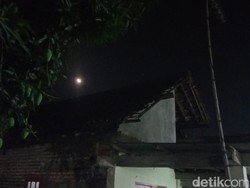 Warga Lamongan Nikmati Cantiknya Gerhana Bulan Tanpa Halangan Mendung