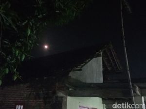 Warga Lamongan Nikmati Cantiknya Gerhana Bulan Tanpa Halangan Mendung Warga Lamongan Nikmati Cantiknya Gerhana Bulan Tanpa Halangan Mendung