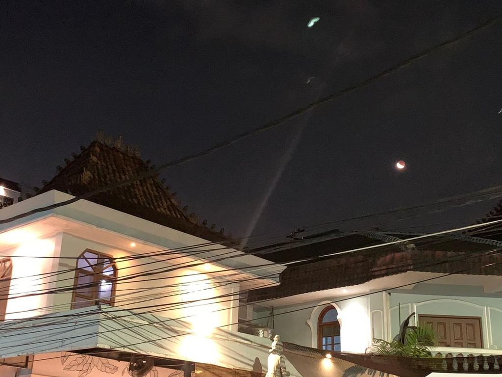 Cantik, Gerhana Bulan Total Tampak di Langit Surabaya!