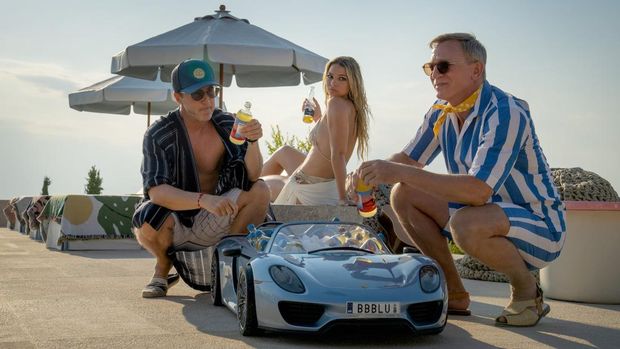 Glass Onion: A Knives Out Mystery (2022). (L-R) Edward Norton as Miles, Madelyn Cline as Whiskey, and Daniel Craig as Detective Benoit Blanc. Cr. John Wilson/Netflix © 2022.