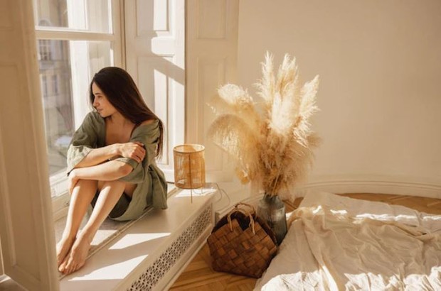 Hanya ingat kenangan indah/ foto: freepik/ lookstudio Perempuan melamun