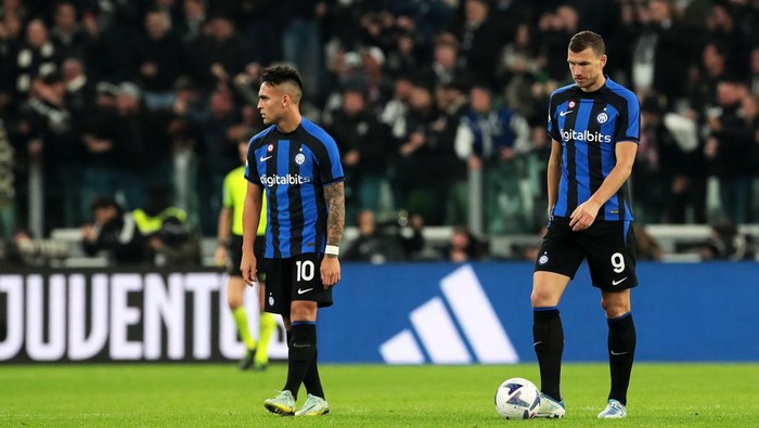 TURIN, ITALY - NOVEMBER 06: Lautaro Martinez and Edin Dzeko of FC Internazionale react after Juventus score their first goal of the game during the Serie A match between Juventus and FC Internazionale at  on November 06, 2022 in Turin, Italy. (Photo by Emilio Andreoli/Getty Images)