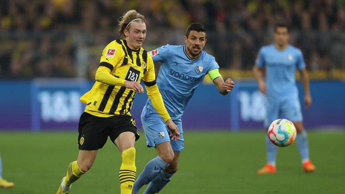 DORTMUND, GERMANY - NOVEMBER 05: Julian Brandt of Dortmund is challenged by Anthony Losilla of Bochum during the Bundesliga match between Borussia Dortmund and VfL Bochum 1848 at Signal Iduna Park on November 05, 2022 in Dortmund, Germany. (Photo by Dean Mouhtaropoulos/Getty Images)