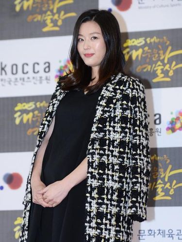 Jun Ji Hyun menampilkan baby bump-nya