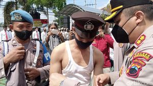 Momen Pelucutan Seragam Aipda AL Usai Dipecat karena Selingkuh