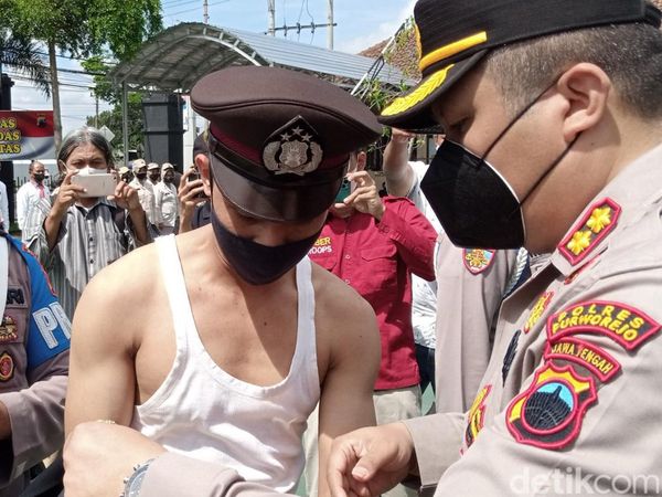 Momen Pelucutan Seragam Aipda AL Usai Dipecat karena Selingkuh