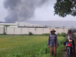 Kebakaran Pabrik Rokok Gudang Garam Kediri Padam, PMK Lakukan Pembasahan Kebakaran Pabrik Rokok Gudang Garam Kediri Padam, PMK Lakukan Pembasahan