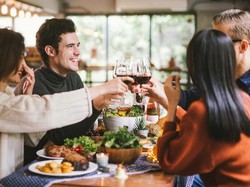 Stop! 7 Kebiasaan Buruk Sebaiknya Tak Dilakukan Saat di Restoran