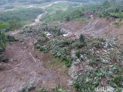 Tanah Gerak Banjarnegara Putus Jalan, Petani Terpaksa Panggul Hasil Panen