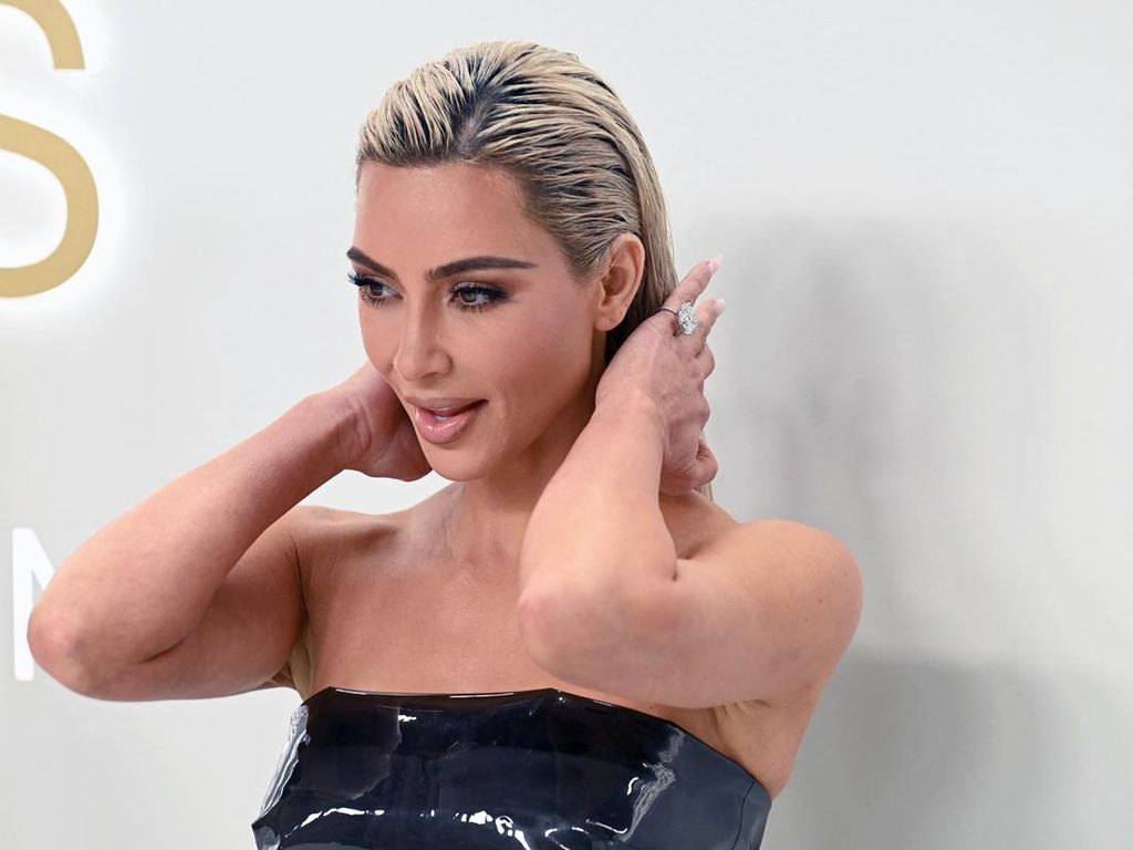 Kim Kardashian Kecam Kampanye Boneka BDSM Anak Balenciaga
