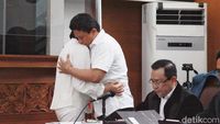 Kompak Berbaju Putih, Sambo Cium Kening-Peluk Putri Sebelum Sidang
