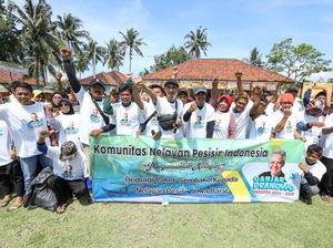 Komunitas Nelayan Relawan Ganjar Bagi-bagi Paket Sembako di Pangandaran