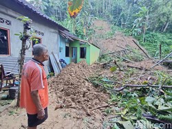Tebing 15 Meter di Kokap Kulon Progo Longsor, Rumah dan Motor Tertimbun