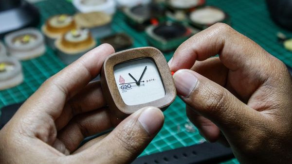 Made in Bandung, Jam Kayu Ini Jadi Suvenir G20
