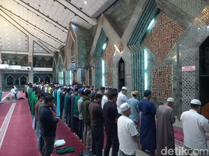 Warga Makassar Mulai Tunaikan Salat Gerhana Bulan di Masjid Al-Markaz