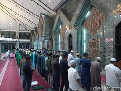 Warga Makassar Mulai Tunaikan Salat Gerhana Bulan di Masjid Al-Markaz