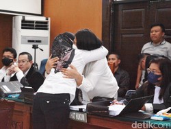 Susi Peluk Putri & Cium Tangan Sambo Saat Jadi Saksi Sidang Kasus Yosua