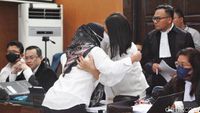 Momen Susi ART Cium Tangan dan Peluk Erat Putri Candrawathi