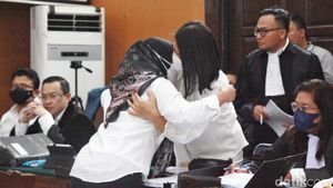 Momen Susi ART Cium Tangan dan Peluk Erat Putri Candrawathi