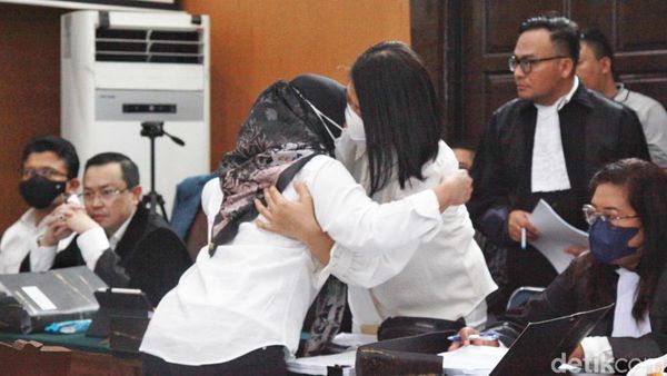 Momen Susi ART Cium Tangan dan Peluk Erat Putri Candrawathi