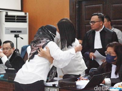 Momen Susi ART Cium Tangan dan Peluk Erat Putri Candrawathi
