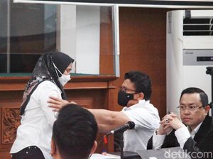 Susi ART Cium Tangan Sambo di Pengadilan, Netizen Bilang Skenario Susi ART Cium Tangan Sambo di Pengadilan, Netizen Bilang Skenario