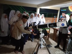 Sempat Hujan, Gerhana Bulan Akhirnya Bisa Terlihat di Sukoharjo