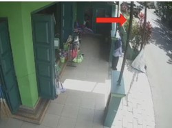 Mobil Patroli Polisi Tabrak Lari Pengendara Motor di Parepare