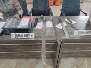 Penampakan Barbuk Pencurian SD di Bogor, Ada Tabung Gas hingga Galon