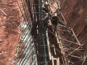 Perbaikan Longsor Jl Pangkalan 1A Bantargebang: Turap Mulai Dipasang Perbaikan Longsor Jl Pangkalan 1A Bantargebang: Turap Mulai Dipasang