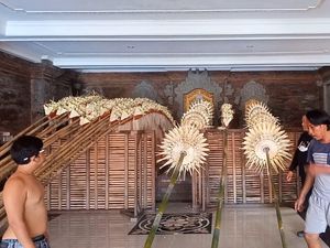 8 Vendor Desa Bualu Kecipratan Rezeki Bikin Penjor di Jalur G20