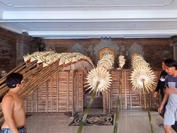 8 Vendor Desa Bualu Kecipratan Rezeki Bikin Penjor di Jalur G20