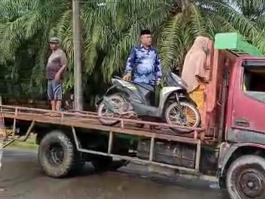Penghulu di Aceh Tamiang Terobos Banjir Demi Nikahkan Pengantin