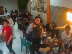 Detik-detik Kasatreskrim Makassar Lagi Ngopi di Warkop Diserang Pria Berbusur