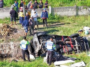 Pikap Ngebut Terbalik di Tol Paspro karena Pecah Ban, Sopir Tewas