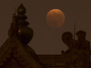 Potret Gerhana Bulan Total di China