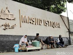 Potret PKL di Istiqlal Kucing-kucingan dengan Satpol PP