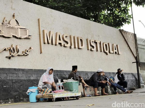 Potret PKL di Istiqlal Kucing-kucingan dengan Satpol PP