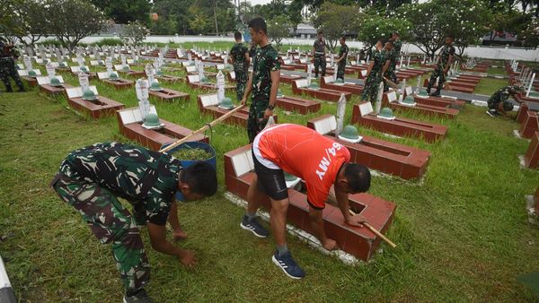 Bersih-bersih Makam Jelang Hari Pahlawan