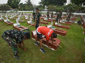 Bersih-bersih Makam Jelang Hari Pahlawan